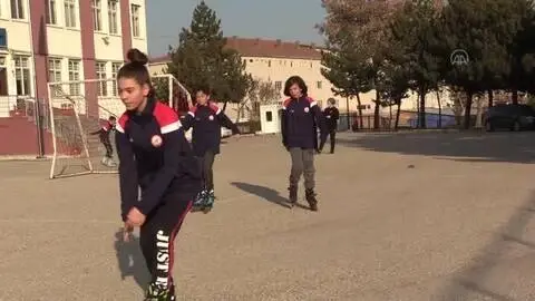 KASTAMONU - Ilgaz Dağı'na yeterli kar yağmayınca kayakçılar antrenmanı asfaltta yapıyor