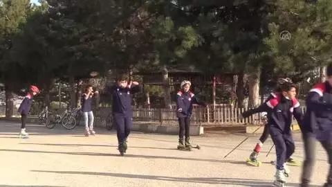 KASTAMONU - Ilgaz Dağı'na yeterli kar yağmayınca kayakçılar antrenmanı asfaltta yapıyor