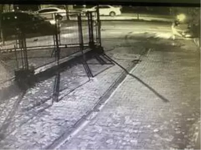 Ortalığın savaş alanına döndüğü feci kaza kamerada...Önce otomobile, sonra refüjdeki ağaca ve aydınlatma direğine çarpıp metrelerce sürüklendi Ortalığın savaş alanına döndüğü feci kaza kamerada...Önce otomobile, sonra refüjdeki ağaca ve aydınlatma direğine çarpıp metrelerce sürüklendi