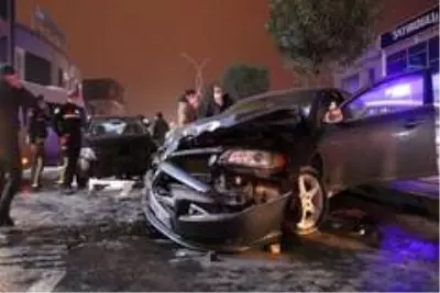 Ortalığın savaş alanına döndüğü feci kaza kamerada...Önce otomobile, sonra refüjdeki ağaca ve aydınlatma direğine çarpıp metrelerce sürüklendi Ortalığın savaş alanına döndüğü feci kaza kamerada...Önce otomobile, sonra refüjdeki ağaca ve aydınlatma direğine çarpıp metrelerce sürüklendi