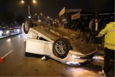 Ortalığın savaş alanına döndüğü feci kaza kamerada...Önce otomobile, sonra refüjdeki ağaca ve aydınlatma direğine çarpıp metrelerce sürüklendi Ortalığın savaş alanına döndüğü feci kaza kamerada...Önce otomobile, sonra refüjdeki ağaca ve aydınlatma direğine çarpıp metrelerce sürüklendi