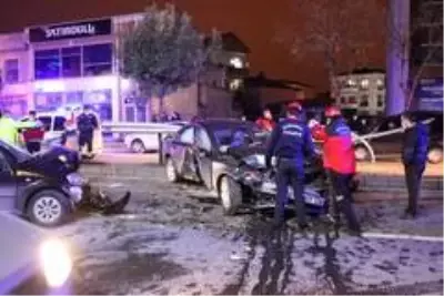 Ortalığın savaş alanına döndüğü feci kaza kamerada...Önce otomobile, sonra refüjdeki ağaca ve aydınlatma direğine çarpıp metrelerce sürüklendi Ortalığın savaş alanına döndüğü feci kaza kamerada...Önce otomobile, sonra refüjdeki ağaca ve aydınlatma direğine çarpıp metrelerce sürüklendi