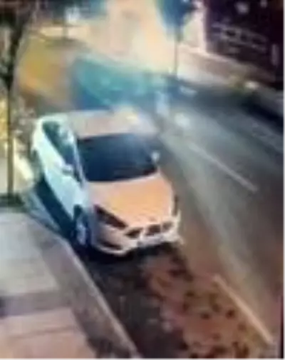 Ortalığın savaş alanına döndüğü feci kaza kamerada...Önce otomobile, sonra refüjdeki ağaca ve aydınlatma direğine çarpıp metrelerce sürüklendi Ortalığın savaş alanına döndüğü feci kaza kamerada...Önce otomobile, sonra refüjdeki ağaca ve aydınlatma direğine çarpıp metrelerce sürüklendi