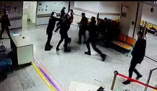 Kendisiyle ilgilenmediğini iddia ettiği doktora dehşeti yaşattı! Bıçaklı saldırı girişimi kamerada