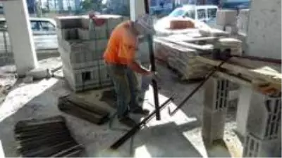 Kısıtlamayı fırsat bilen 2 hırsız, inşattan 5 bin TL değerinde demir çaldı Kısıtlamayı fırsat bilen 2 hırsız, inşattan 5 bin TL değerinde demir çaldı
