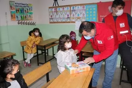 Kızılay'dan Şırnaklı 300 öğrenciye, eğitim seti ve oyuncak Kızılay'dan Şırnaklı 300 öğrenciye, eğitim seti ve oyuncak