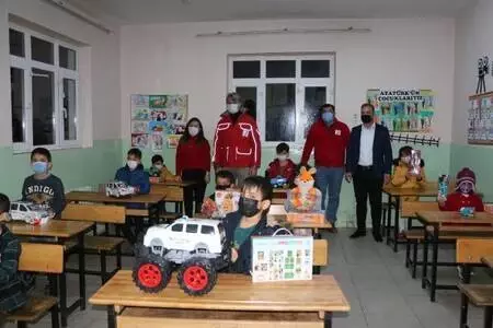Kızılay'dan Şırnaklı 300 öğrenciye, eğitim seti ve oyuncak Kızılay'dan Şırnaklı 300 öğrenciye, eğitim seti ve oyuncak