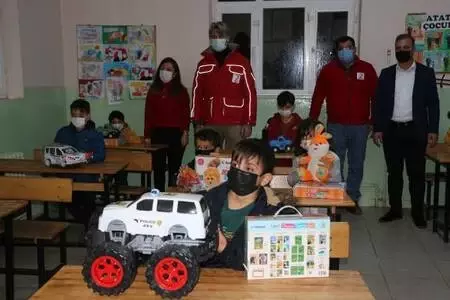 Kızılay'dan Şırnaklı 300 öğrenciye, eğitim seti ve oyuncak Kızılay'dan Şırnaklı 300 öğrenciye, eğitim seti ve oyuncak