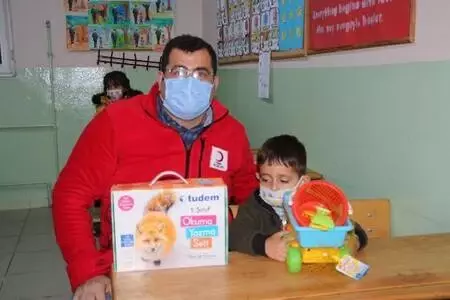 Kızılay'dan Şırnaklı 300 öğrenciye, eğitim seti ve oyuncak Kızılay'dan Şırnaklı 300 öğrenciye, eğitim seti ve oyuncak