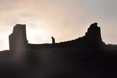 Koronavirüs ve düşme riskine rağmen surlarda fotoğraf çekiyorlar