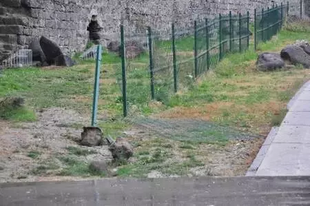 Koronavirüs ve düşme riskine rağmen surlarda fotoğraf çekiyorlar