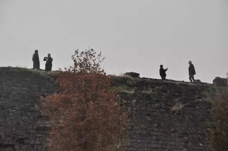 Koronavirüs ve düşme riskine rağmen surlarda fotoğraf çekiyorlar