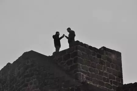 Koronavirüs ve düşme riskine rağmen surlarda fotoğraf çekiyorlar