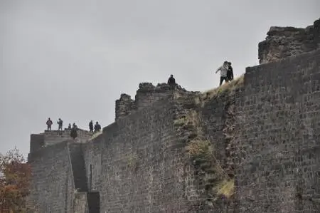 Koronavirüs ve düşme riskine rağmen surlarda fotoğraf çekiyorlar