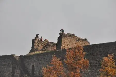 Koronavirüs ve düşme riskine rağmen surlarda fotoğraf çekiyorlar
