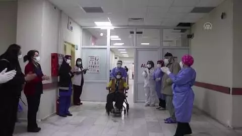 Kovid-19'u yenen 83 yaşındaki kadın alkışlarla taburcu edildi Kovid-19'u yenen 83 yaşındaki kadın alkışlarla taburcu edildi