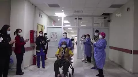 Kovid-19'u yenen 83 yaşındaki kadın alkışlarla taburcu edildi Kovid-19'u yenen 83 yaşındaki kadın alkışlarla taburcu edildi