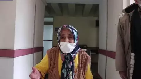 Kovid-19'u yenen 83 yaşındaki kadın alkışlarla taburcu edildi Kovid-19'u yenen 83 yaşındaki kadın alkışlarla taburcu edildi