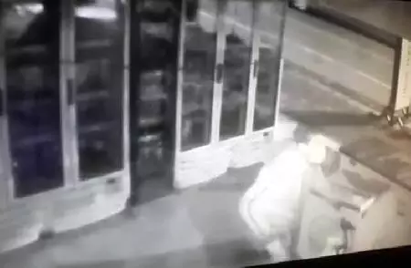 Son dakika: Marketten enerji içeceği çalan zanlı kamerada Son dakika: Marketten enerji içeceği çalan zanlı kamerada
