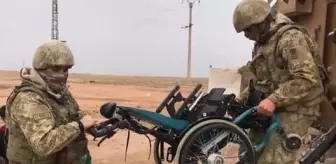Aziziye: Mehmetçik, Barış Pınarı bölgesinde yaşlı kadına tekerlekli sandalye hediye ettii Aziziye: Mehmetçik, Barış Pınarı bölgesinde yaşlı kadına tekerlekli sandalye hediye ettii