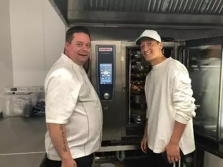 Mesut Özil, 50 bin kişiye yemek yardımında bulunacak Mesut Özil, 50 bin kişiye yemek yardımında bulunacak
