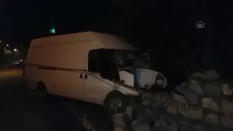 Minibüs duvara çarptı: 3 yaralı Minibüs duvara çarptı: 3 yaralı