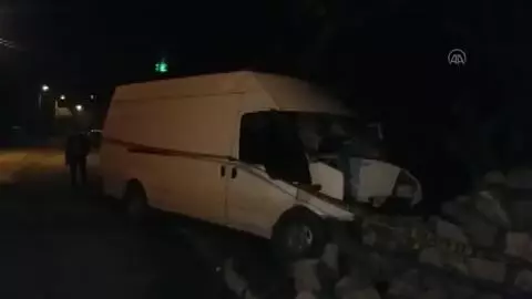 Minibüs duvara çarptı: 3 yaralı Minibüs duvara çarptı: 3 yaralı