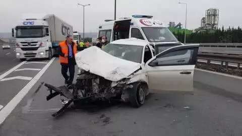 Minibüse çarpan otomobilin sürücüsü ağır yaralandı Minibüse çarpan otomobilin sürücüsü ağır yaralandı