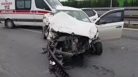 Minibüse çarpan otomobilin sürücüsü ağır yaralandı Minibüse çarpan otomobilin sürücüsü ağır yaralandı