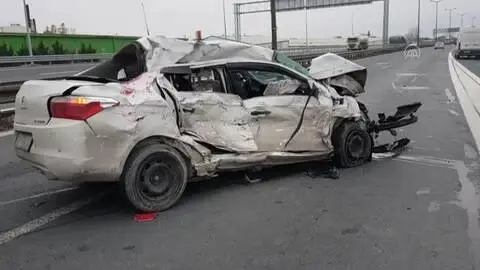 Minibüse çarpan otomobilin sürücüsü ağır yaralandı Minibüse çarpan otomobilin sürücüsü ağır yaralandı