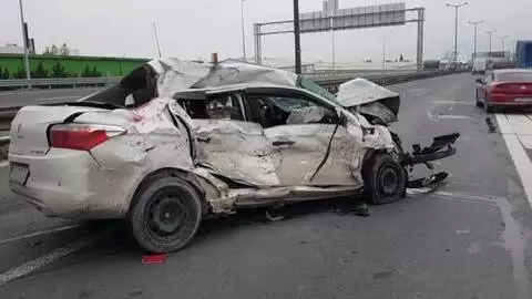 Minibüse çarpan otomobilin sürücüsü ağır yaralandı Minibüse çarpan otomobilin sürücüsü ağır yaralandı