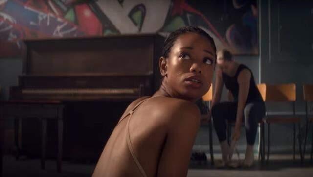 Netflix'in yeni dizisindeki cinsel ilişki sahneleri olay oldu