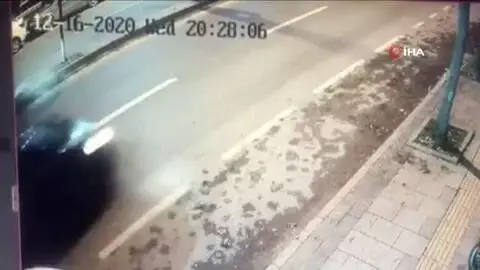 Ortalığın savaş alanına döndüğü feci kaza kamerada...Önce otomobile, sonra refüjdeki ağaca ve aydınlatma direğine çarpıp metrelerce sürüklendi Ortalığın savaş alanına döndüğü feci kaza kamerada...Önce otomobile, sonra refüjdeki ağaca ve aydınlatma direğine çarpıp metrelerce sürüklendi