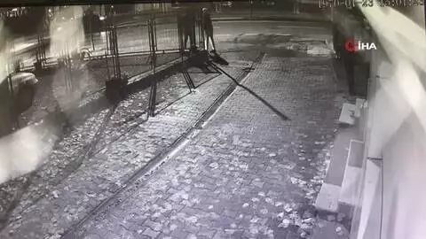 Ortalığın savaş alanına döndüğü feci kaza kamerada...Önce otomobile, sonra refüjdeki ağaca ve aydınlatma direğine çarpıp metrelerce sürüklendi Ortalığın savaş alanına döndüğü feci kaza kamerada...Önce otomobile, sonra refüjdeki ağaca ve aydınlatma direğine çarpıp metrelerce sürüklendi