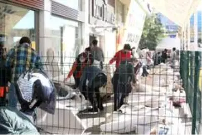 Kampanyayı duyan geldi! Halı indirimini duyan vatandaşlar korona önlemlerini hiçe saydı