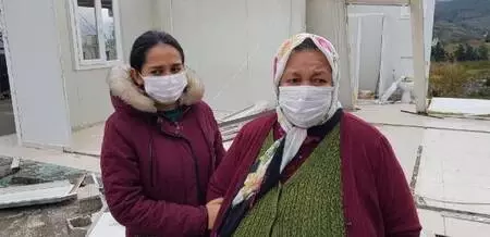 Prefabrik evlerinin çatısı uçan anne ve kızları yardım bekliyor Prefabrik evlerinin çatısı uçan anne ve kızları yardım bekliyor