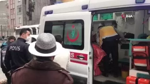 Sahibi bıçaklanan köpek, ambulansın başında böyle bekledi Sahibi bıçaklanan köpek, ambulansın başında böyle bekledi