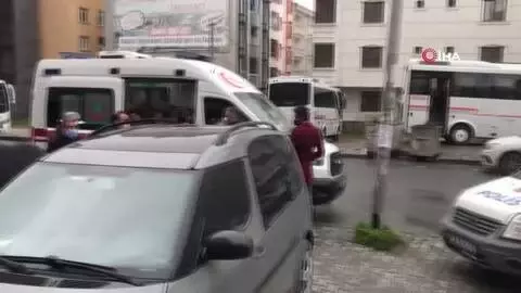 Sahibi bıçaklanan köpek, ambulansın başında böyle bekledi Sahibi bıçaklanan köpek, ambulansın başında böyle bekledi