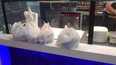 Sahibi bıçaklanan köpek, ambulansın başında böyle bekledi Sahibi bıçaklanan köpek, ambulansın başında böyle bekledi
