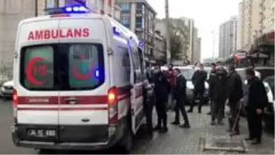 Sahibi bıçaklanan köpek, ambulansın başında böyle bekledi Sahibi bıçaklanan köpek, ambulansın başında böyle bekledi
