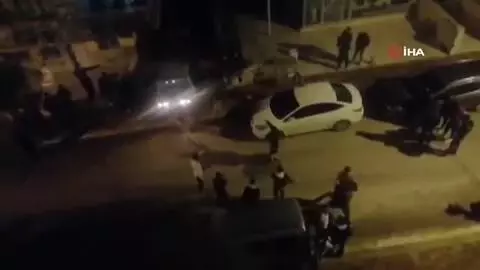 Son dakika haberi... Sokak ortasında asker eğlencesi kamerada Son dakika haberi... Sokak ortasında asker eğlencesi kamerada