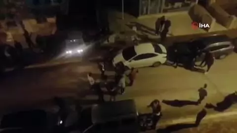 Son dakika haberi... Sokak ortasında asker eğlencesi kamerada Son dakika haberi... Sokak ortasında asker eğlencesi kamerada