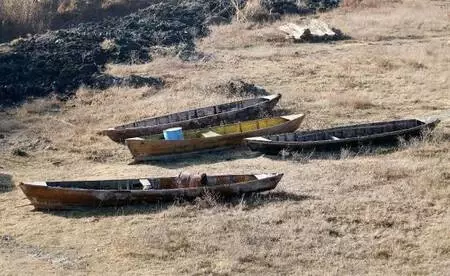 Suyu çekilen Eber Gölü'nde kayıklar için çalışma Suyu çekilen Eber Gölü'nde kayıklar için çalışma