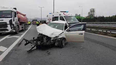 TIR'ın çarptığı otomobil 100 metre sürüklendi TIR'ın çarptığı otomobil 100 metre sürüklendi
