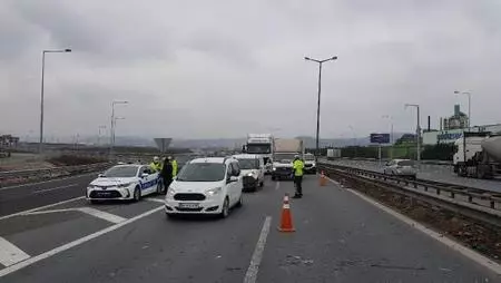 TIR'ın çarptığı otomobil 100 metre sürüklendi TIR'ın çarptığı otomobil 100 metre sürüklendi