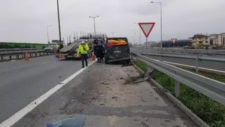 TIR'ın çarptığı otomobil 100 metre sürüklendi TIR'ın çarptığı otomobil 100 metre sürüklendi
