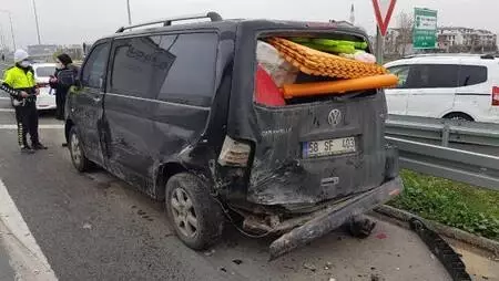 TIR'ın çarptığı otomobil 100 metre sürüklendi TIR'ın çarptığı otomobil 100 metre sürüklendi