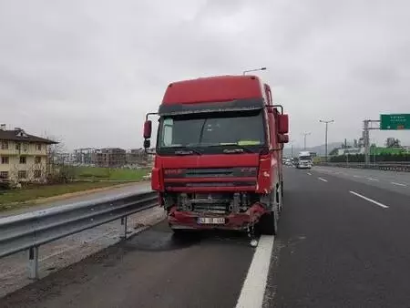 TIR'ın çarptığı otomobil 100 metre sürüklendi TIR'ın çarptığı otomobil 100 metre sürüklendi