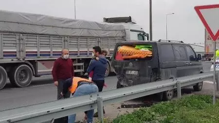 TIR'ın çarptığı otomobil 100 metre sürüklendi TIR'ın çarptığı otomobil 100 metre sürüklendi