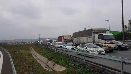 TIR'ın çarptığı otomobil 100 metre sürüklendi TIR'ın çarptığı otomobil 100 metre sürüklendi